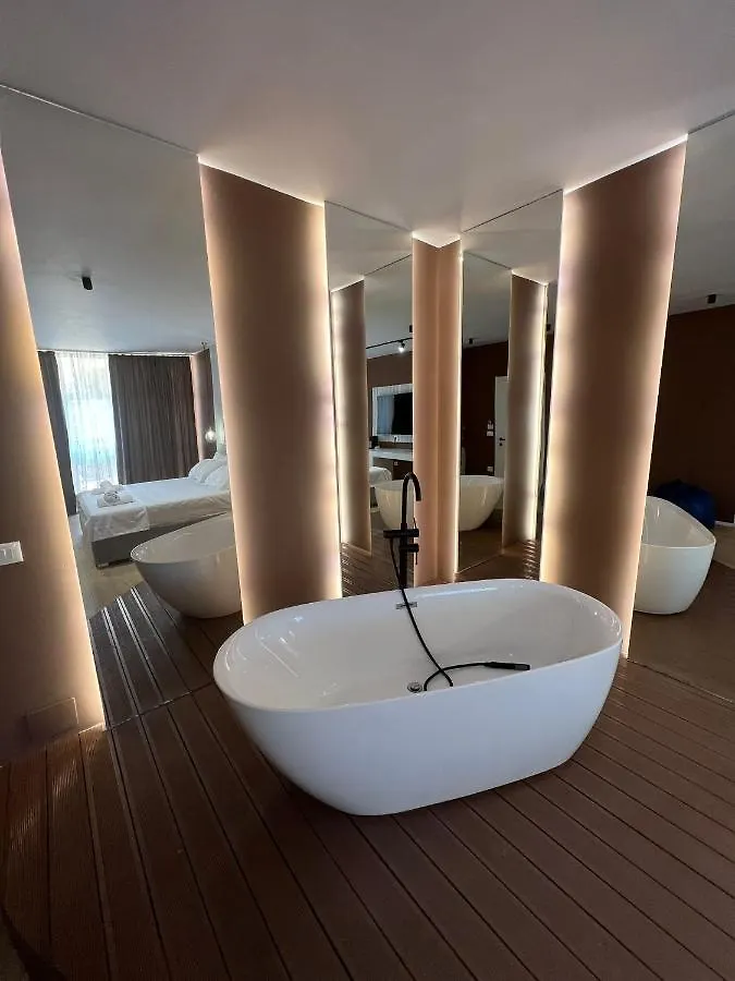 Capital Suites Center Tirana 5*,