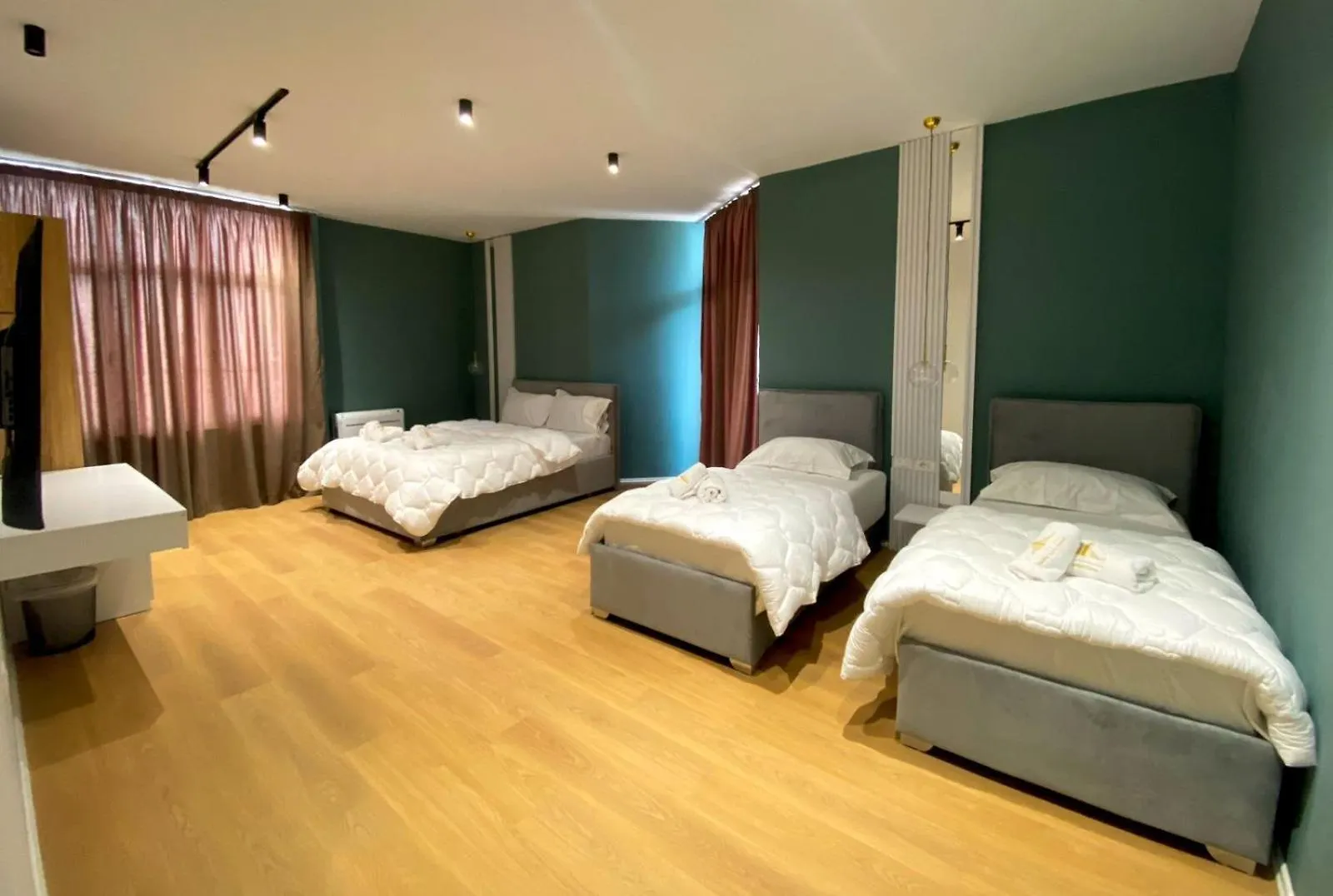 Capital Suites Center Tirana 5*,